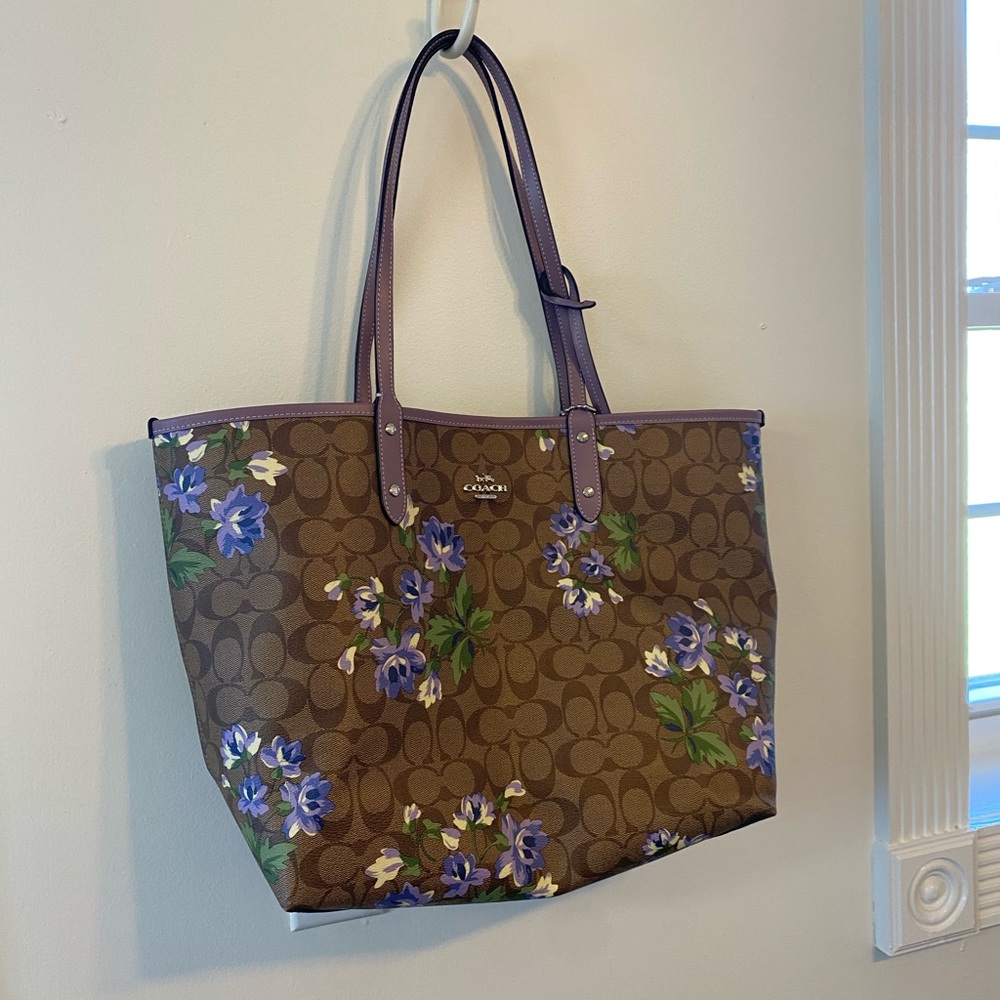 Coach NWT - Reversible City Tote Lily Print
